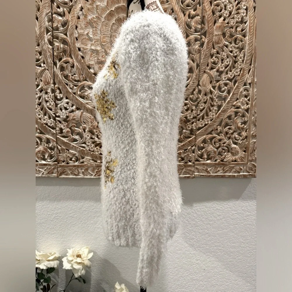 Holiday Time White w/ Gold Stars Long Sleeve Sweater- size M - Picture 4 of 8